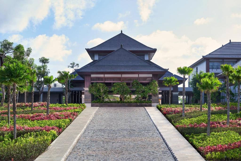 努沙杜瓦Marriott's Bali Nusa Dua Terrace的一座别墅,在一座建筑前设有花园