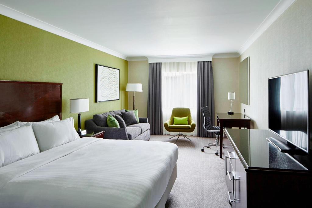 霍尔Delta Hotels by Marriott Manchester Airport的酒店客房设有床和客厅。