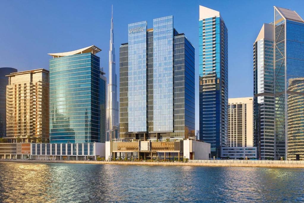 迪拜The St. Regis Downtown Dubai的水城里一群高大的建筑