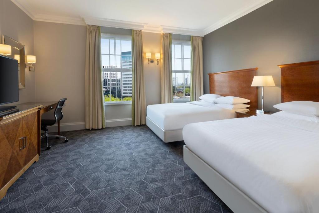 伯明翰Delta Hotels by Marriott Birmingham的酒店客房设有两张床和一台平面电视。