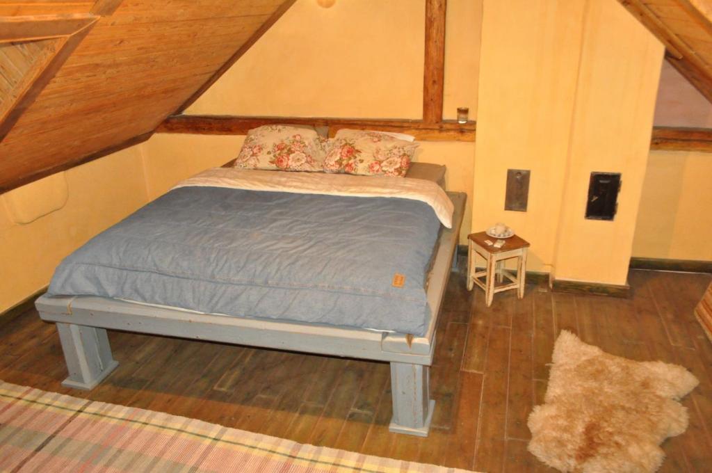 斯皮什新村Vintage cozy village house的一间小卧室,阁楼上配有一张床