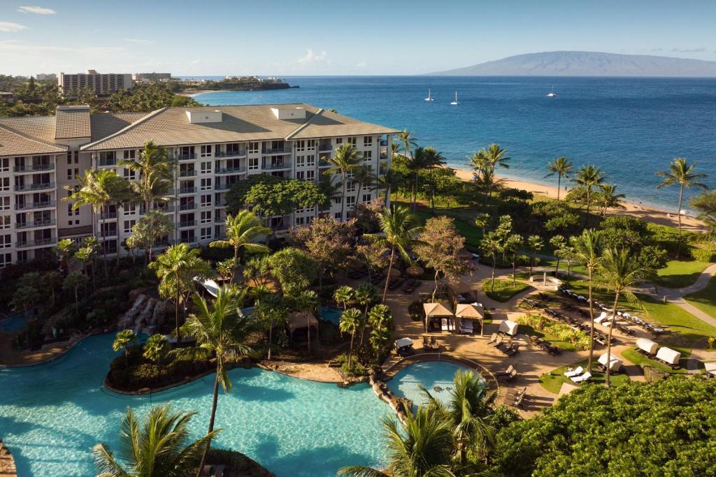 拉海纳The Westin Ka'anapali Ocean Resort Villas的享有度假村和海洋的空中景致