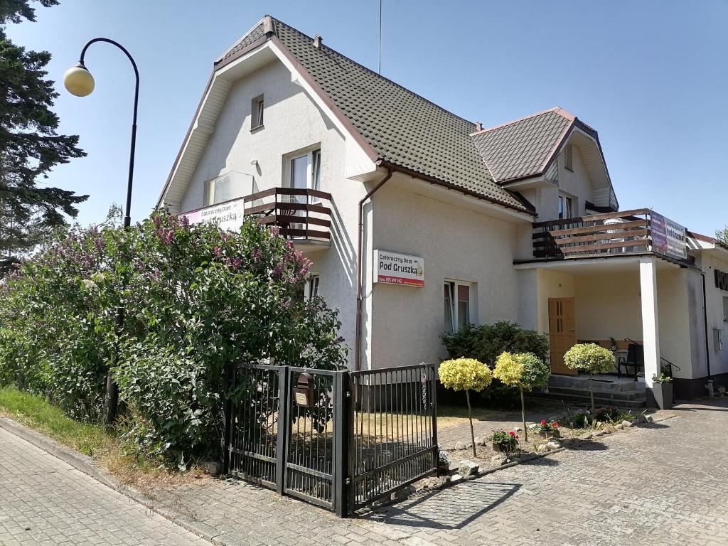 波别罗沃Dom Pod Gruszką的前面有栅栏的白色房子