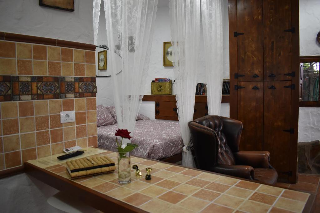 圣巴托洛梅ROMANTICA的配有桌椅和床的房间