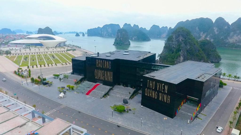 下龙湾Zen Hotel Hạ Long的享有河流和山脉建筑的空中景致