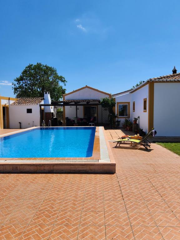 卡武埃鲁Quinta Das Amendoas的房屋前的游泳池