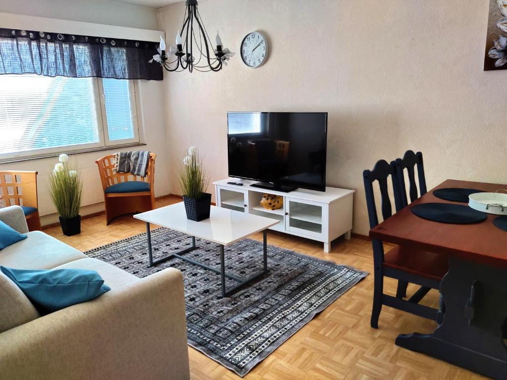 波里Yyterin portti的客厅配有平面电视和桌子。