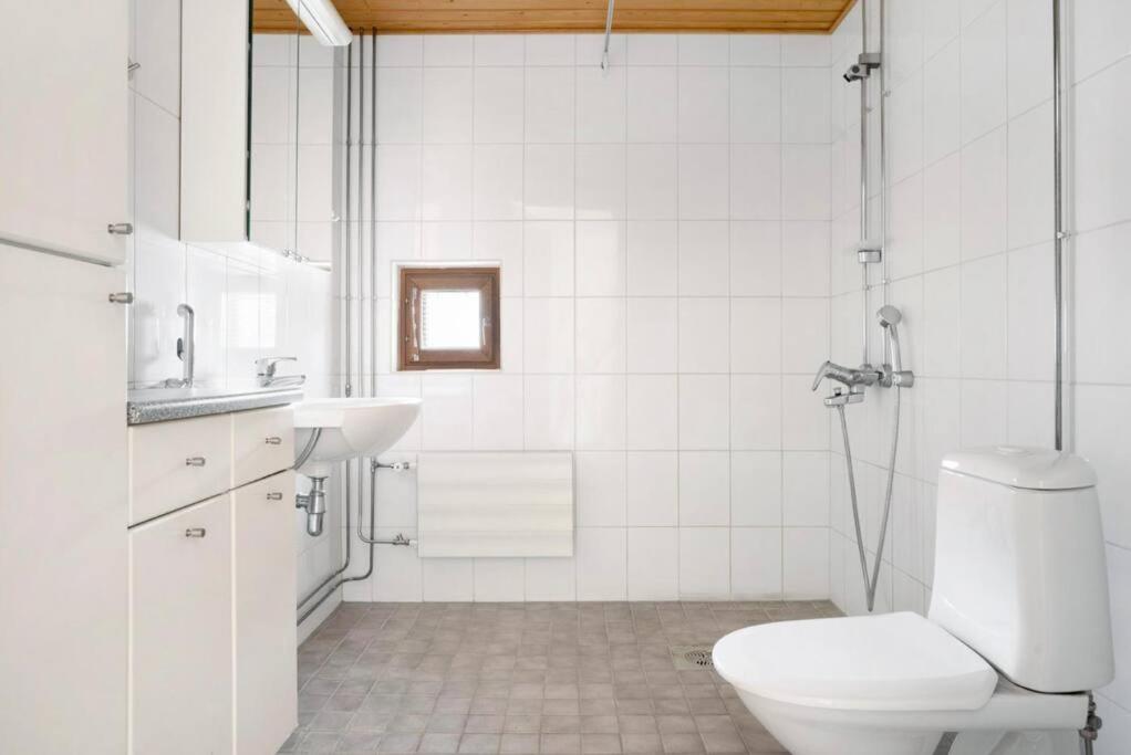 埃斯波Studio by Sello shopping mall的白色的浴室设有卫生间和水槽。