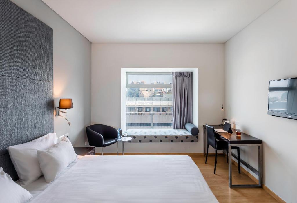 荷兹利亚本杰明商务酒店的酒店客房设有床和窗户。
