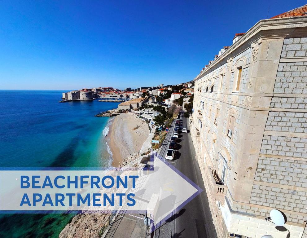 杜布罗夫尼克The Beachfront Dubrovnik Old Town的海滨公寓的标志建筑享有海滩美景。