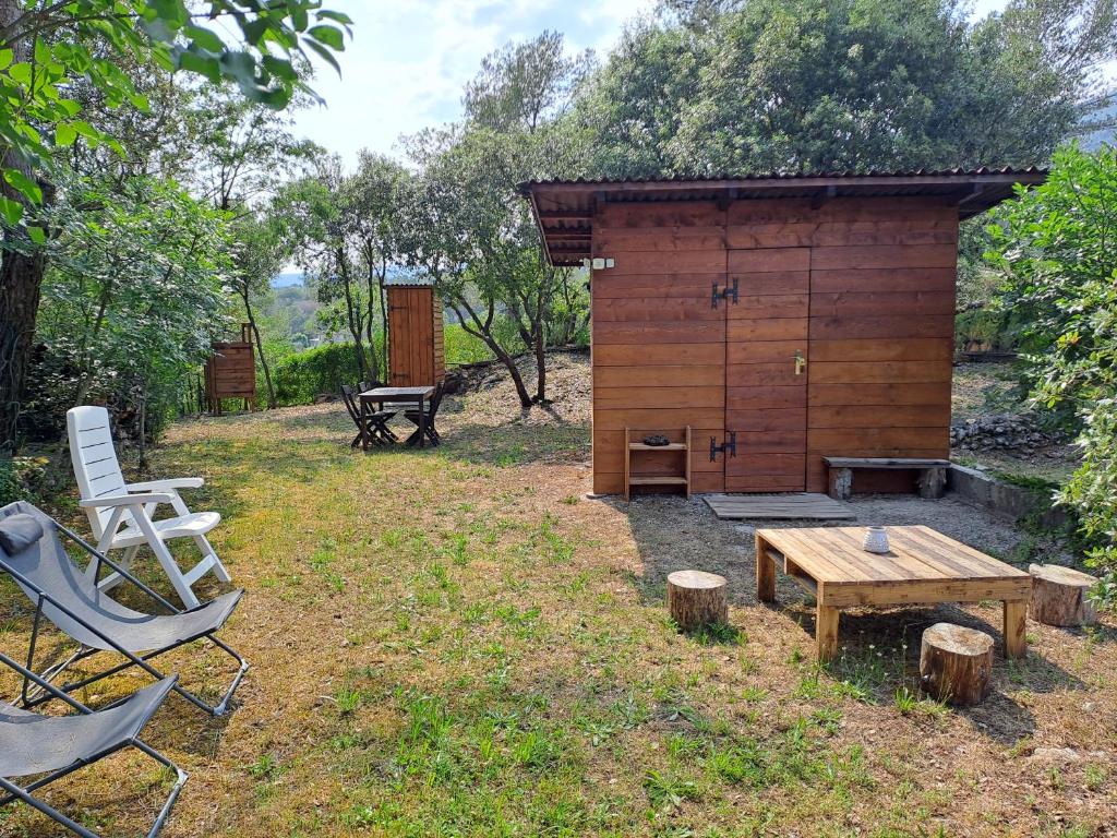 卢河畔图尔雷泰Cabane Eco Lodge的木屋在田野里配有桌椅
