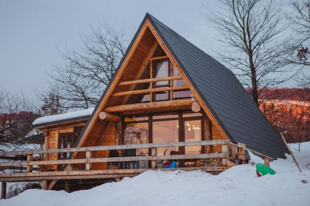 ŞurdeştiAframehouse的雪中带 ⁇ 顶的小屋