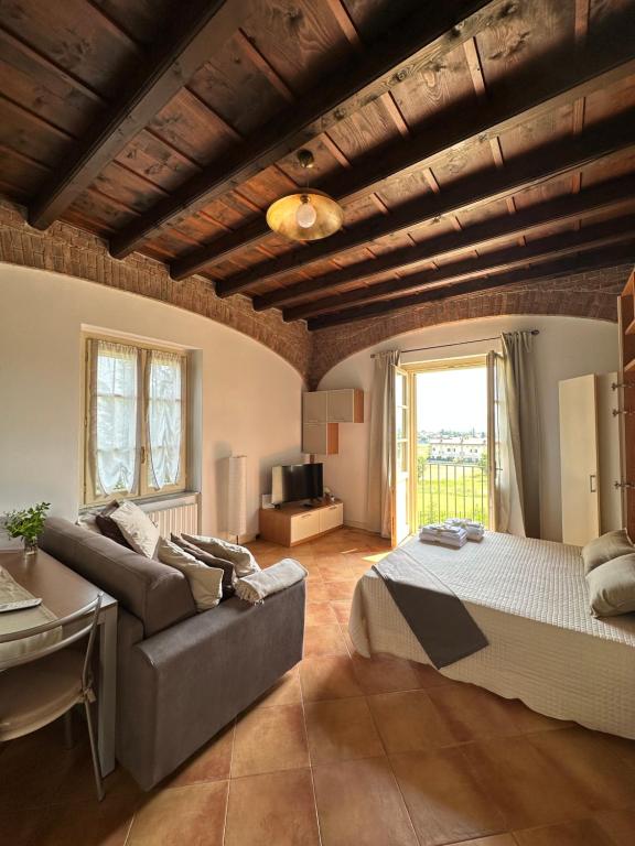 塞拉瓦莱·斯克里维亚Vittoria Apartment的一间大卧室,配有一张床和一张沙发