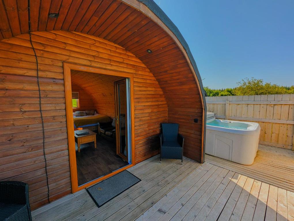 KeltyPond View Pod 2 with Private Hot Tub -Pet Friendly- Fife - Loch Leven - Lomond Hills的大型木屋设有浴缸和浴室