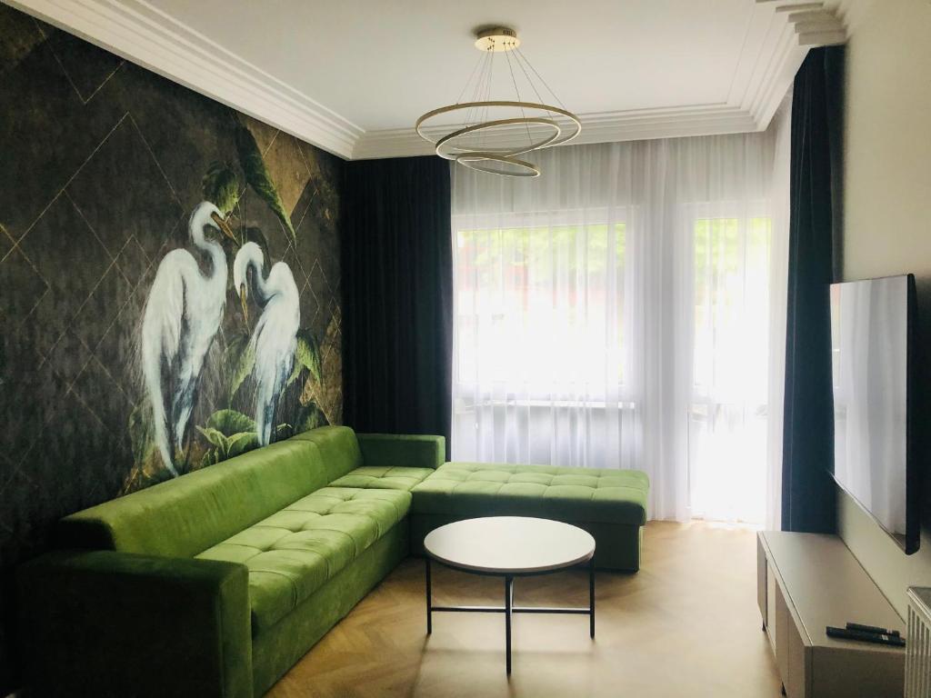 伊诺弗罗茨瓦夫Solankowe Zacisze De Lux Inowrocław的客厅配有绿色沙发和桌子