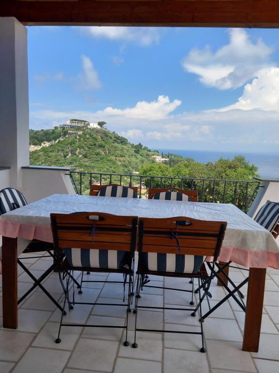 伊斯基亚Villetta Panoramica的海景阳台上的桌子