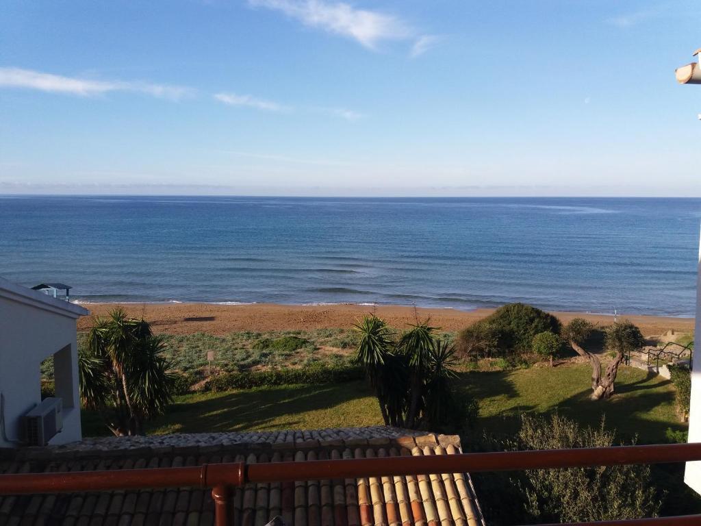 格利法达Corfu Glyfada Menigos Resort Home 72的阳台享有海景。