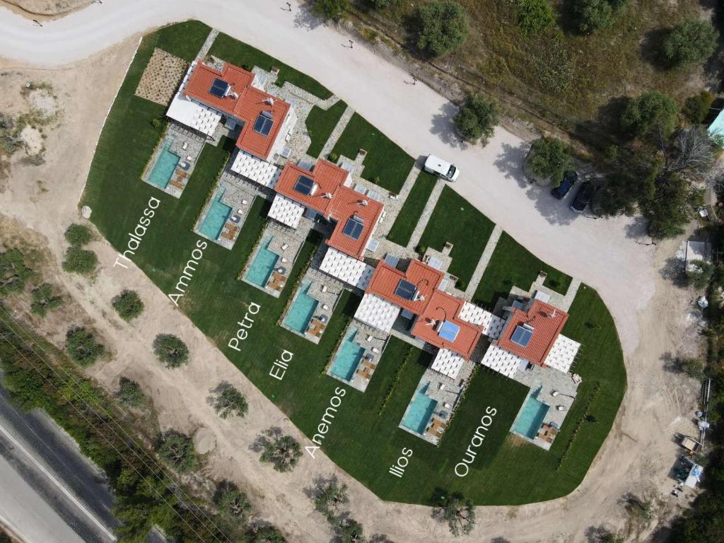 沃尔沃罗NOCE Luxury Villas Resort的享有红色房子的空中景致