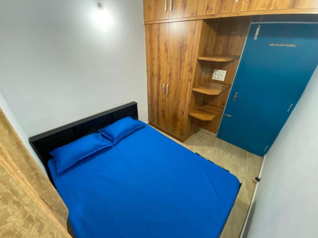 班加罗尔Shree 269的一间设有蓝色床和橱柜的房间