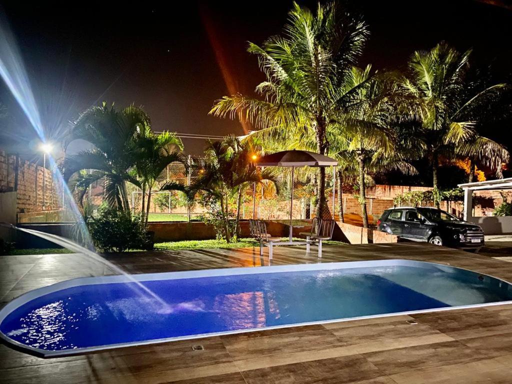 皮拉西卡巴Chacara Oliva的一座晚上设有游泳池的房子