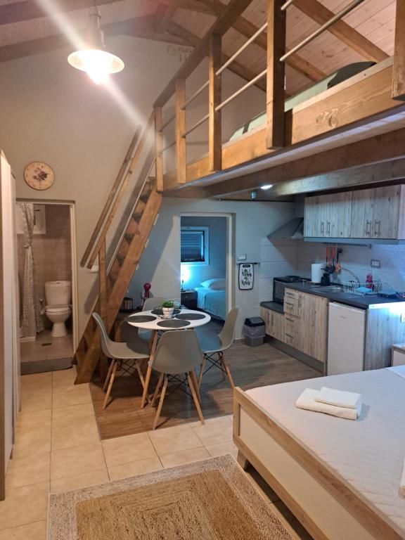 帕尔加Sogno的厨房以及带桌椅的起居室。