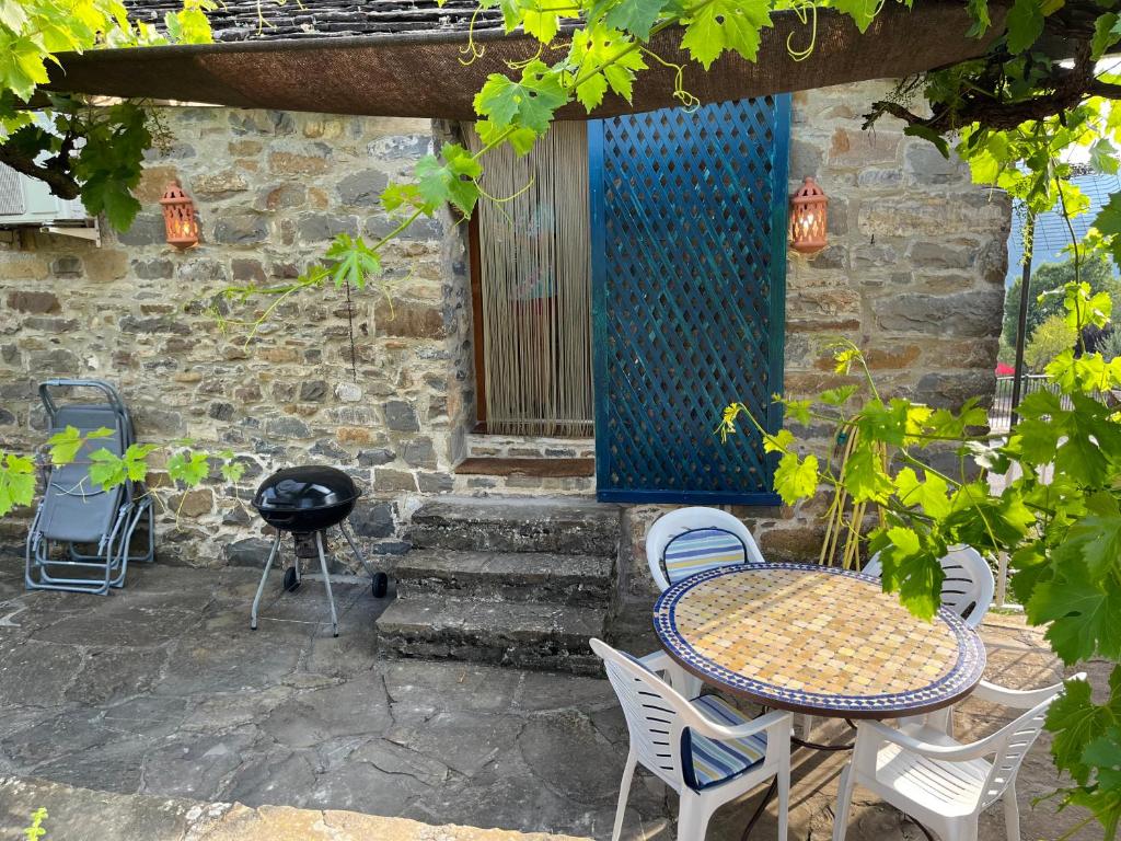 艾因萨La Era的一个带桌椅和烧烤架的庭院