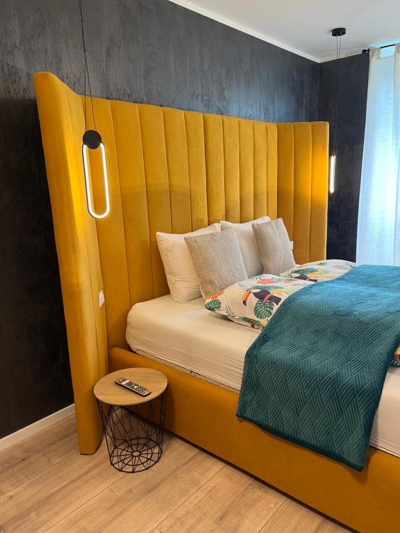 SillwegSofia Apartment & Zimmer的一张大黄床头板的床