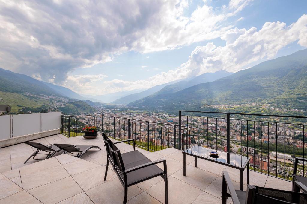 松德里奥REVO Apartaments - Gualzi63 the Best View的阳台享有城市和山脉的景致。