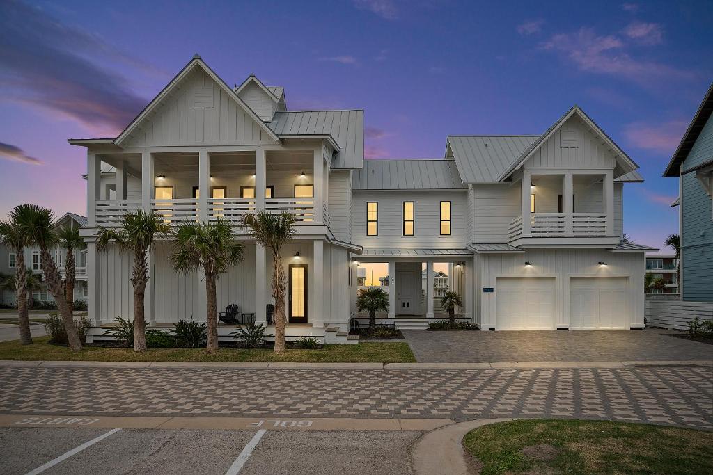 阿兰瑟斯港Luxury home with great resort amenities的一座带车道的大型白色房屋