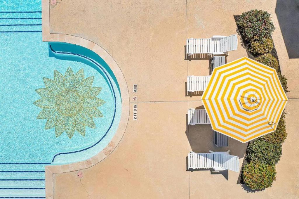 阿兰瑟斯港Luxury townhome, steps to beach and resort fun!的游泳池旁遮阳伞的顶部景色