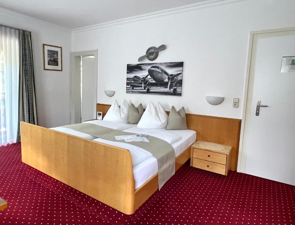巴特莱辛哈尔LANDHAUS luise的一间酒店客房,房内配有一张大床