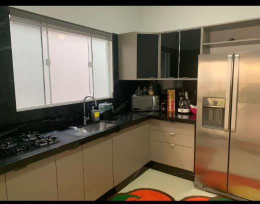 锡诺普Casa aconchegante的厨房配有不锈钢冰箱和窗户