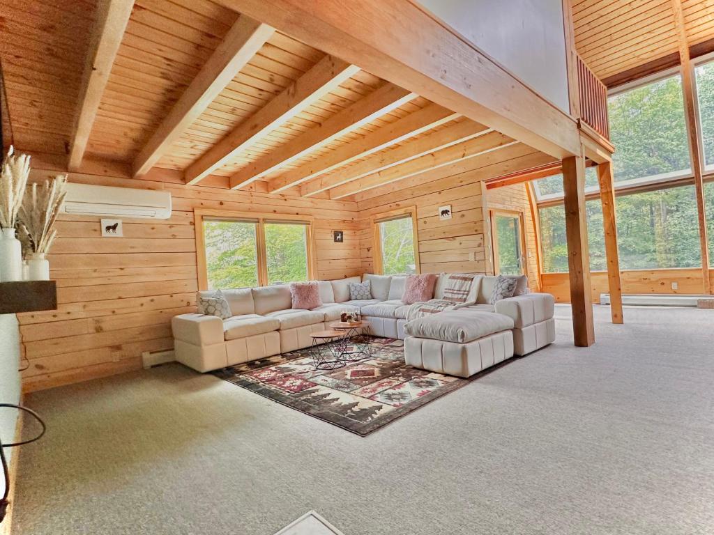 康宁Big Bear Cabin的木屋内的客厅配有沙发
