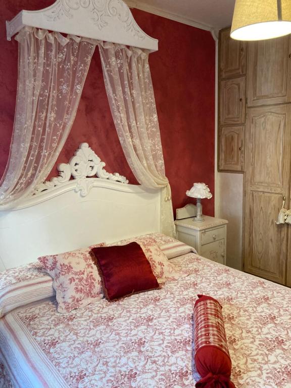 日科德尔格尔福迪艾斯La Caponera的一间卧室配有一张带天蓬的大床