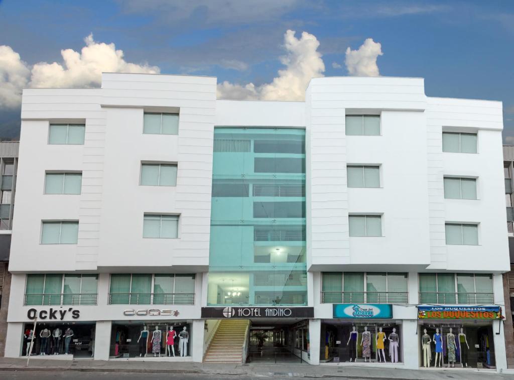 布卡拉曼加安迪诺酒店的前面有商店的白色建筑