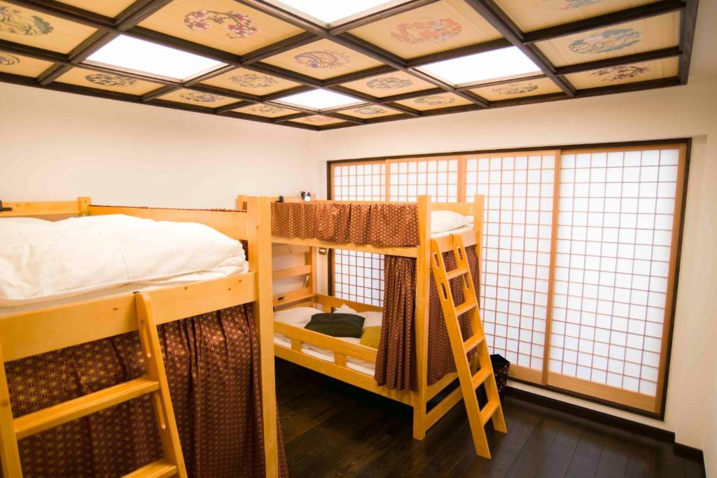东京Shinjuku Miyabi Residence - Vacation STAY 94520的客房设有两张双层床和天花板。