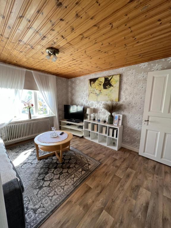 阿尔维卡Arvika, Centralt的客厅配有沙发和桌子