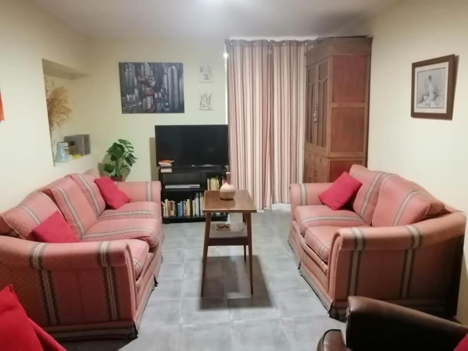 罗德里戈城Loft en planta baja en Ciudad Rodrigo的客厅配有两张沙发和一台电视机