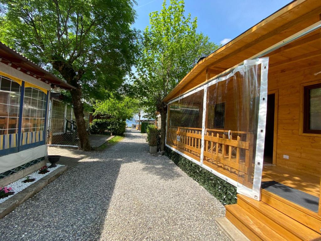 波尔莱扎Chalet Rent Porlezza的一面有窗户的建筑