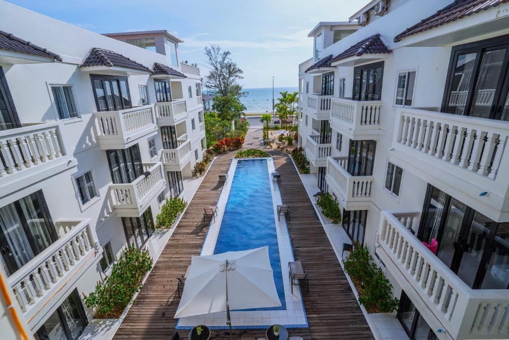 西哈努克玛丽海滩度假酒店的两栋建筑之间游泳池的顶部景观