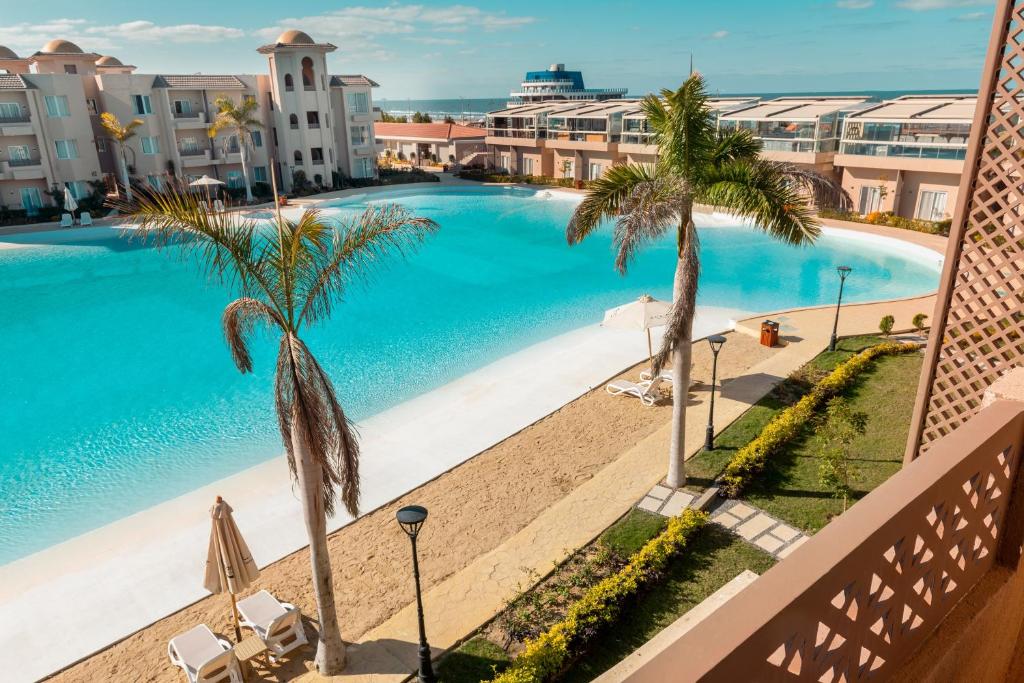 塞得港Marom Port Said Resort的从度假村的阳台上可欣赏到游泳池的景色