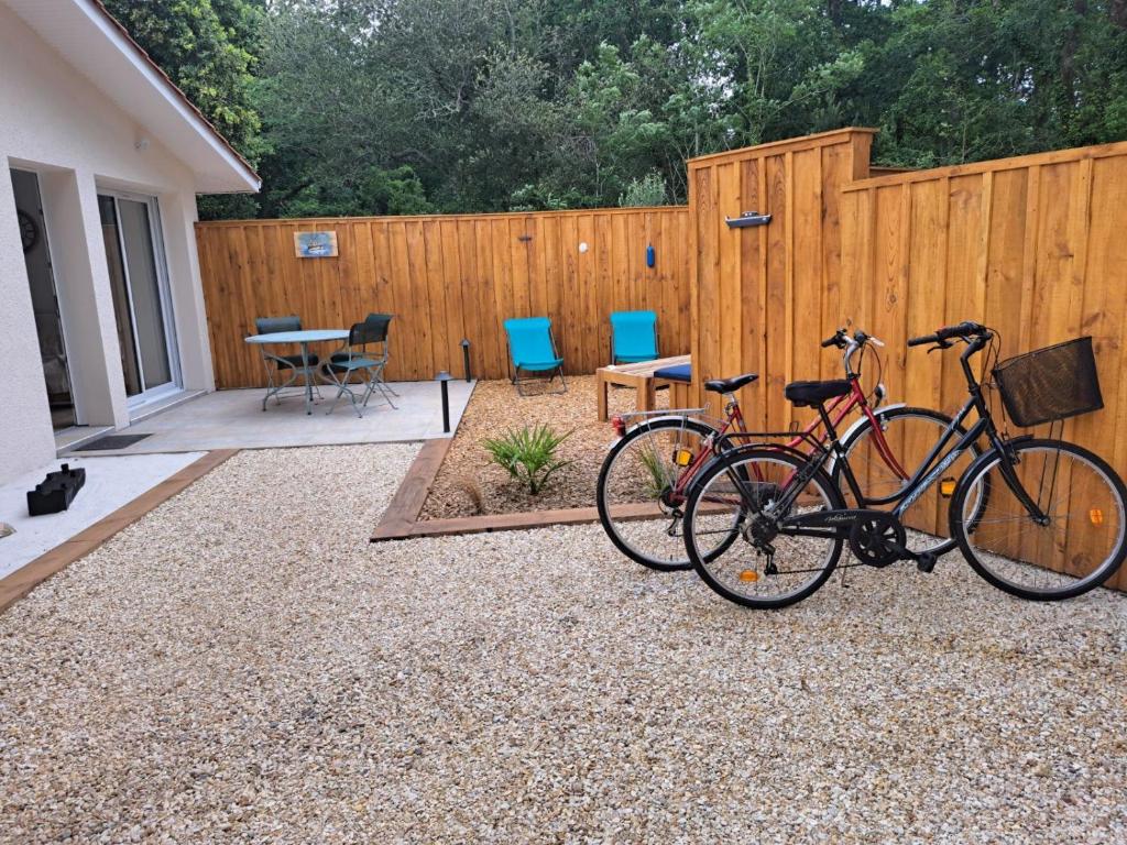 安德诺莱斯贝恩La Petite Perle的两辆自行车停在围栏前
