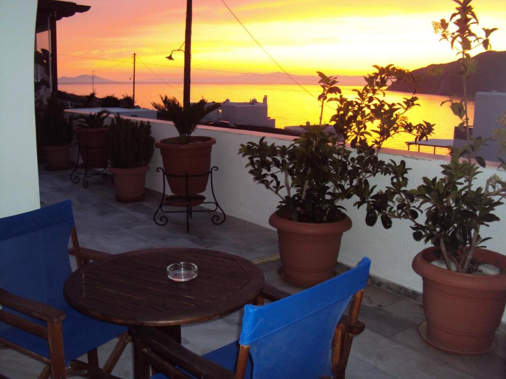 阿吉亚利Pelagos的阳台的桌椅享有日落美景