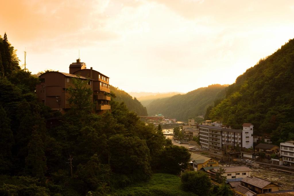 日田市真诚日式旅馆的山丘和建筑享有城市美景