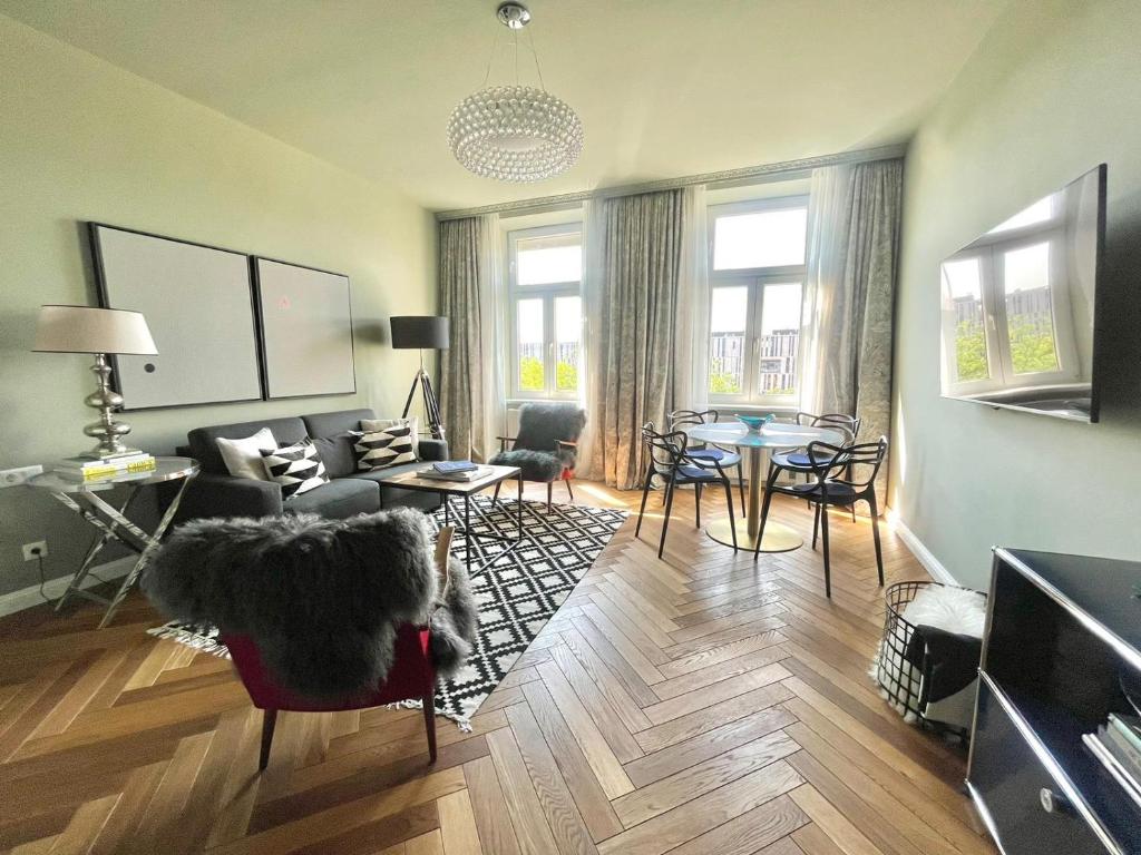 维也纳New Luxury Apartment Vienna的客厅配有沙发和桌子