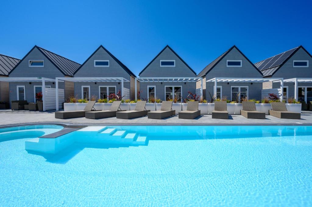 雅罗斯瓦维茨Resort Za Lasem的连排的房屋,带有游泳池
