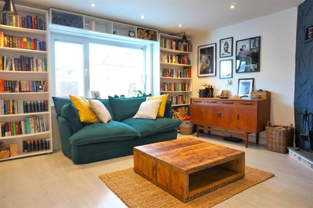 雷纳姆Lovely family home in Rainham, Kent的客厅配有绿色沙发和茶几