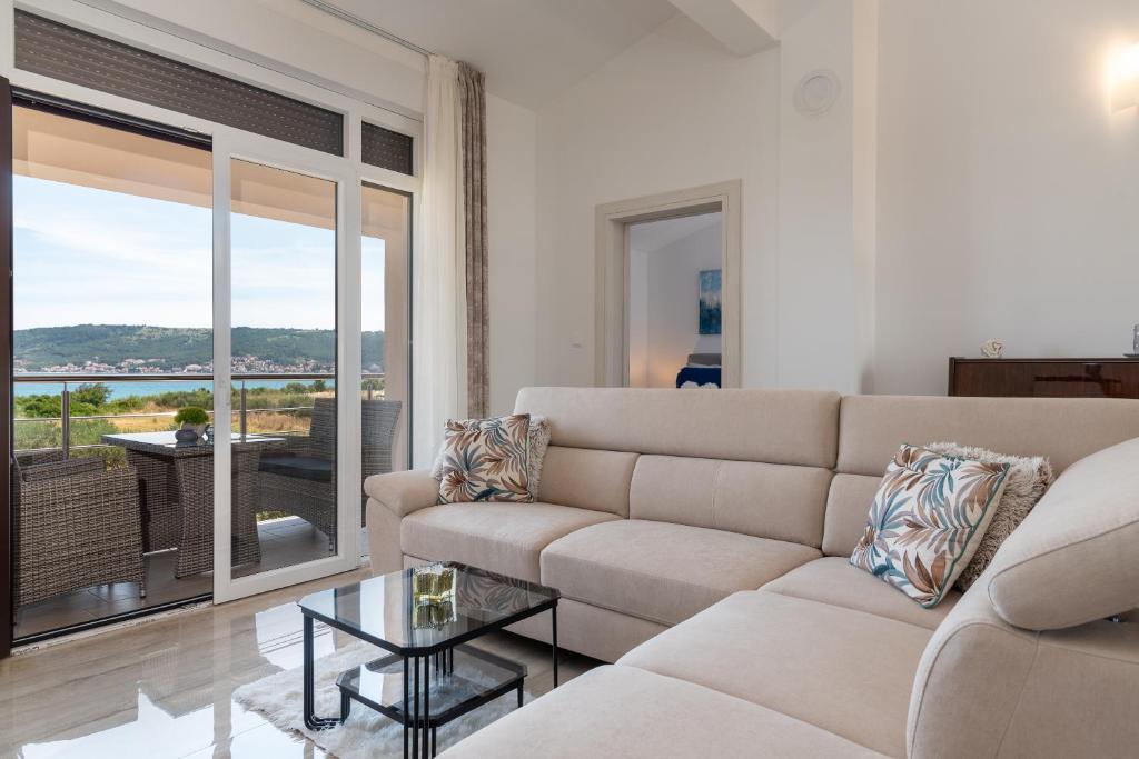 卡斯特尔·斯塔费力克Amazing sea view apartment- Romantica的带沙发和玻璃桌的客厅