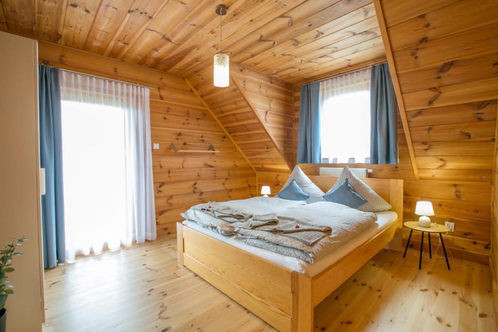波兰尼卡-兹德鲁伊u Marysi的小木屋内一间卧室,配有一张床