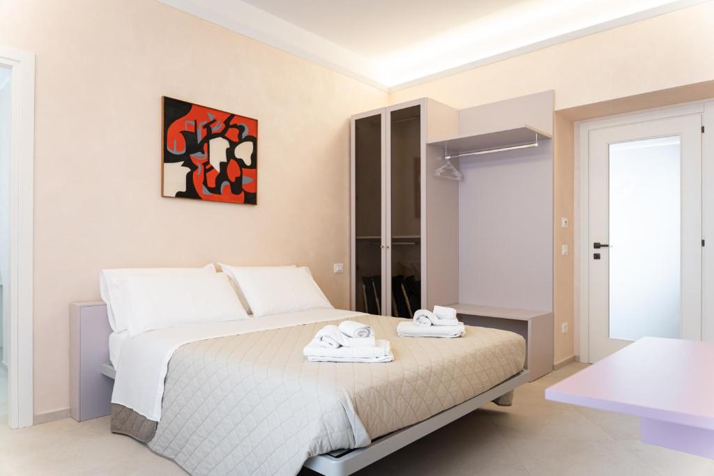 泰尔莫利La casa sul muraglione的一间卧室配有带毛巾的床